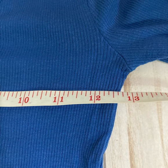 Helmut Lang Women's Blue
Rib Asymmetrical Scoop Neck top size XXS - Picture 5 of 5